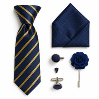 Cravate bleue rayé or avec mouchoir, bouton de manchette et broche