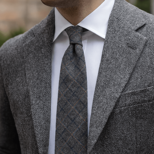 Cravate Coton Gris Ardoise à Grands Carreaux Lifestyle