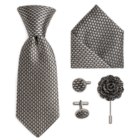 Cravate damier gris avec mouchoir, broche et boutons de manchette