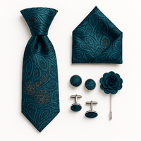 Cravate paisley bleu avec mouchoir, broche et boutons de manchette