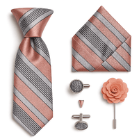 Cravate rayée gris et rose avec mouchoir, broche et boutons de manchette