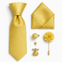Cravate soie jaune avec mouchoir, broche et boutons de manchette