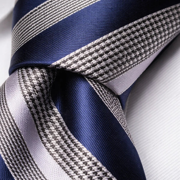 Cravate Rayée Gris et Bleu Foncé Macro