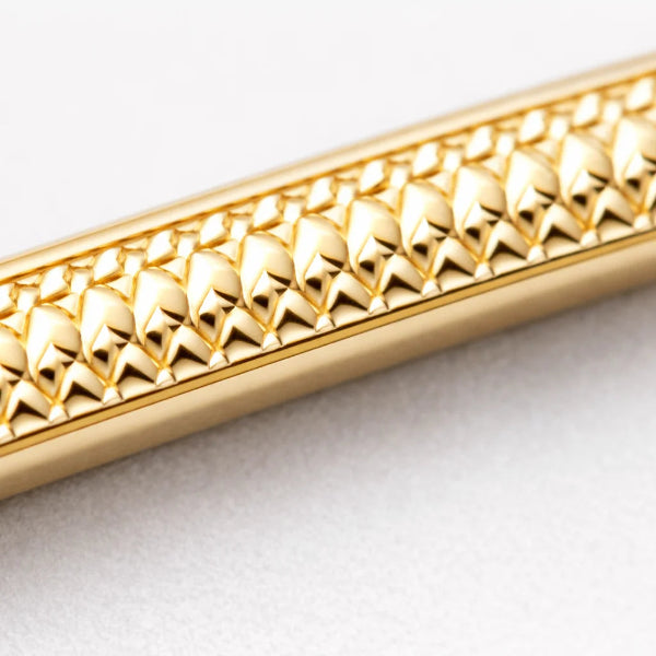 Pince Cravate Fine Relief Doré Macro