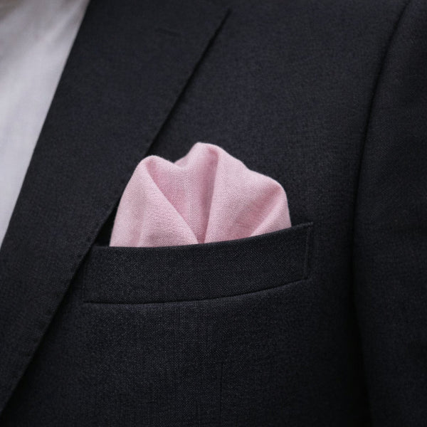 Pochette de Costume en Coton Rose Clair porter