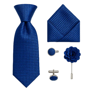 Cravate soie bleu foncé avec mouchoir, broche et boutons de manchette